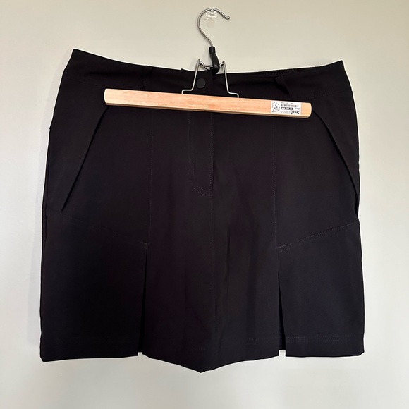 Annika by Cutter & Buck Sz 8 Black Golf Skort - Picture 1 of 5
